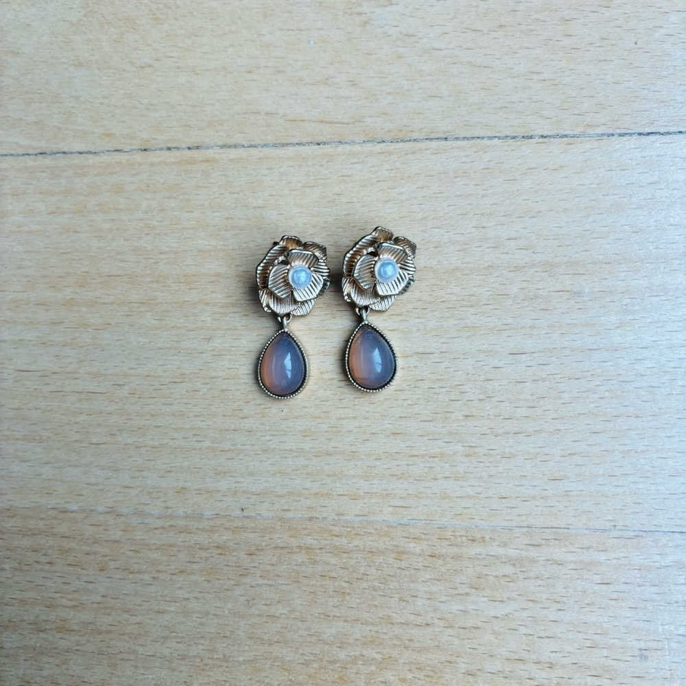 A ROSE & TEARDROP STONE DANGLE EARRINGS
